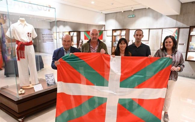 El presidente del EBB, Andoni Ortuzar, y representantes de las federaciones vascas de pelota y surf, con una ikurriña en Sabin Etxea. El presidente del EBB, Andoni Ortuzar, y representantes de las federaciones vascas de pelota y surf, con una ikurriña en Sabin Etxea.
