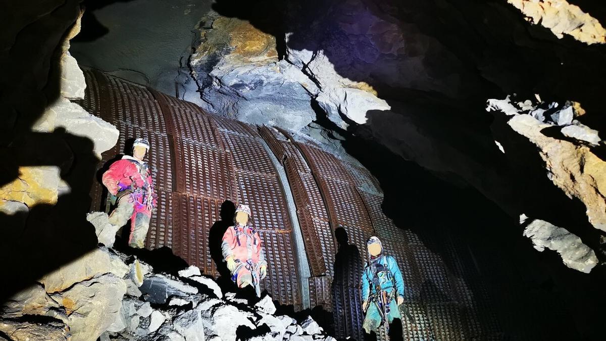 Espeleólogos de Lezetxikiren Lagunak ante el túnel del TAV