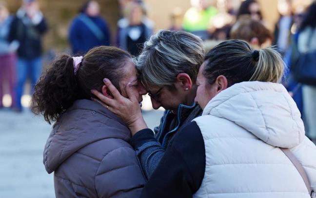 Familiares y amigos de Beatriz Lijó en la concentración de repulsa por su asesinato a manos de su expareja. Familiares y amigos de Beatriz Lijó en la concentración de repulsa por su asesinato a manos de su expareja.
