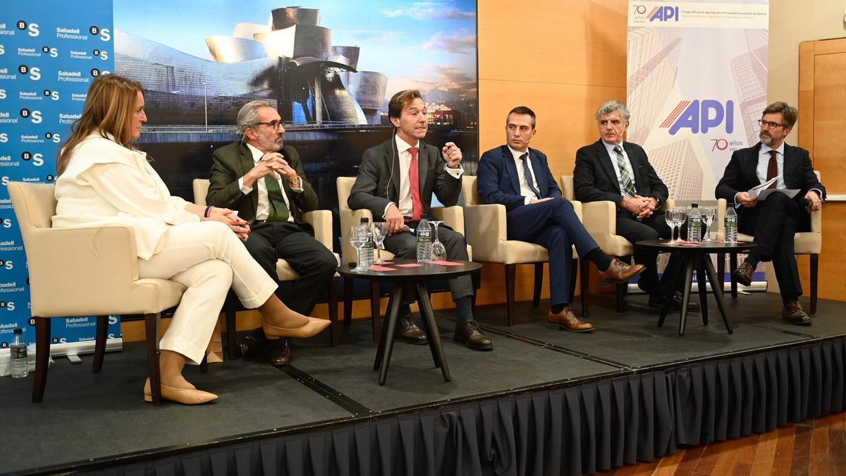 Mesa de debate entre expertos del sector organizada por el Colegio Oficial de Agentes de la Propiedad.