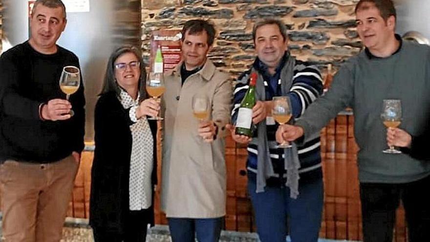 Brindis tras la presentación de la iniciativa. En el recuadro, cartel que anuncia la nueva sidra.