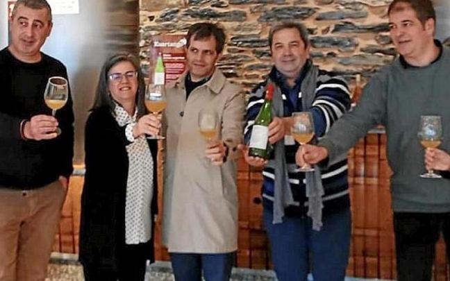 Brindis tras la presentación de la iniciativa. En el recuadro, cartel que anuncia la nueva sidra. Brindis tras la presentación de la iniciativa. En el recuadro, cartel que anuncia la nueva sidra.