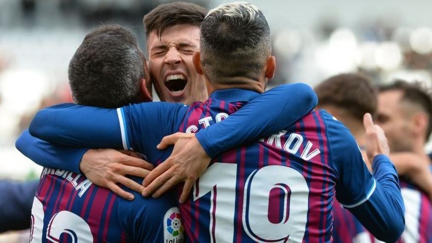 Los jugadores del Eibar celebran el gol del triunfo en Burgos.