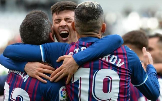 Los jugadores del Eibar celebran el gol del triunfo en Burgos.