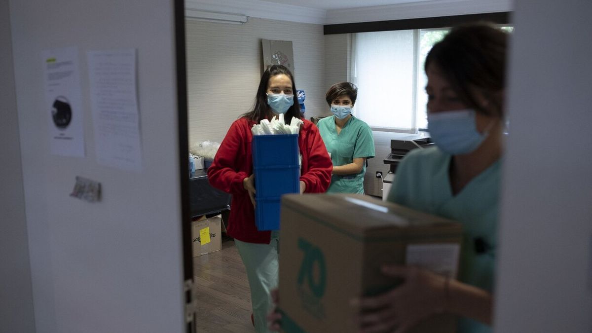 Sanitarias navarras acarrean material médico en el Iruña Park de Pamplona, cuando fue 'hotel covid'