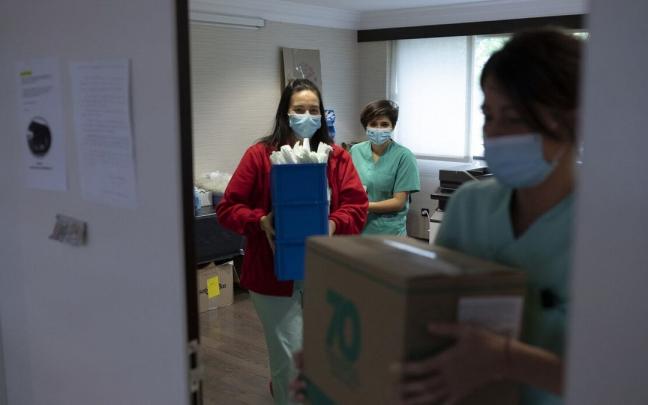 Sanitarias navarras acarrean material médico en el Iruña Park de Pamplona, cuando fue 'hotel covid'