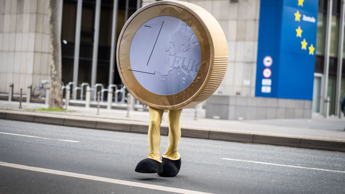 Un actor caracterizado como una moneda de euro, durante una campaña promocional del Bundesbank en Frankfurt.