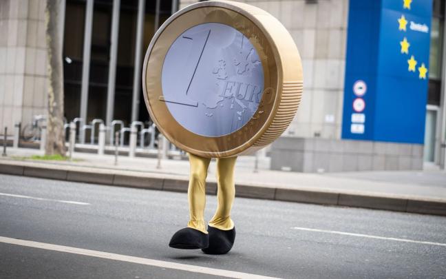 Un actor caracterizado como una moneda de euro, durante una campa&ntilde;a promocional del Bundesbank en Frankfurt.