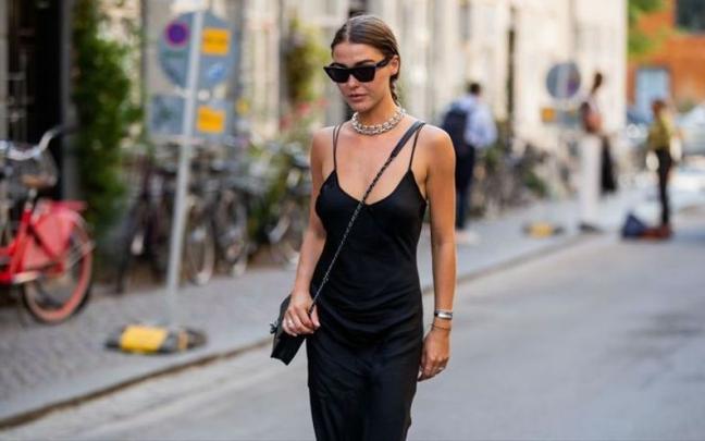 El vestido lencero sigue siendo tendencia y un imprescindible en cualquier armario.