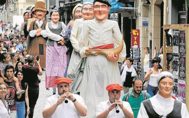 Una de las citas fijas de Ondalan Erraldoien Konpartsa es la concentración de gigantes de Aste Nagusia. Una de las citas fijas de Ondalan Erraldoien Konpartsa es la concentración de gigantes de Aste Nagusia.