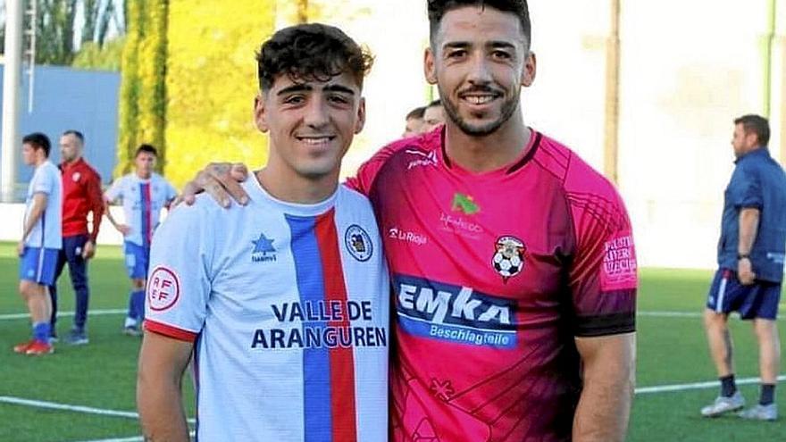 Xiker e Imanol Arana posan tras el partido del pasado sábado.