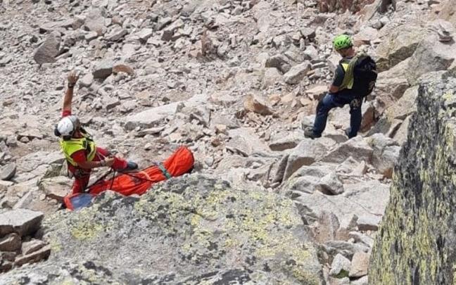 Rescate del cuerpo de un senderista en Gredos. Rescate del cuerpo de un senderista en Gredos.