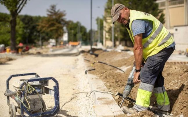 Un trabajador de la obra durante su jornada laboral Iban Aguinaga Un trabajador de la obra durante su jornada laboral Iban Aguinaga