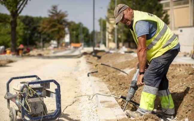 Un trabajador de la obra durante su jornada laboral Un trabajador de la obra durante su jornada laboral