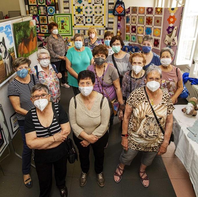 Imagen de las personas que han realizado una exposición artística en el Club de jubilados de Atarrabia.