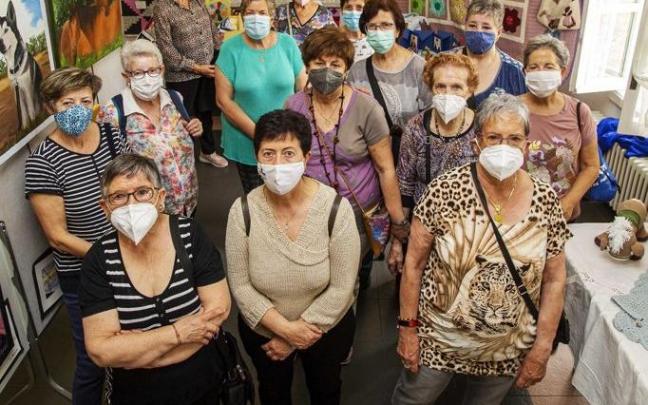 Imagen de las personas que han realizado una exposición artística en el Club de jubilados de Atarrabia. Imagen de las personas que han realizado una exposición artística en el Club de jubilados de Atarrabia.