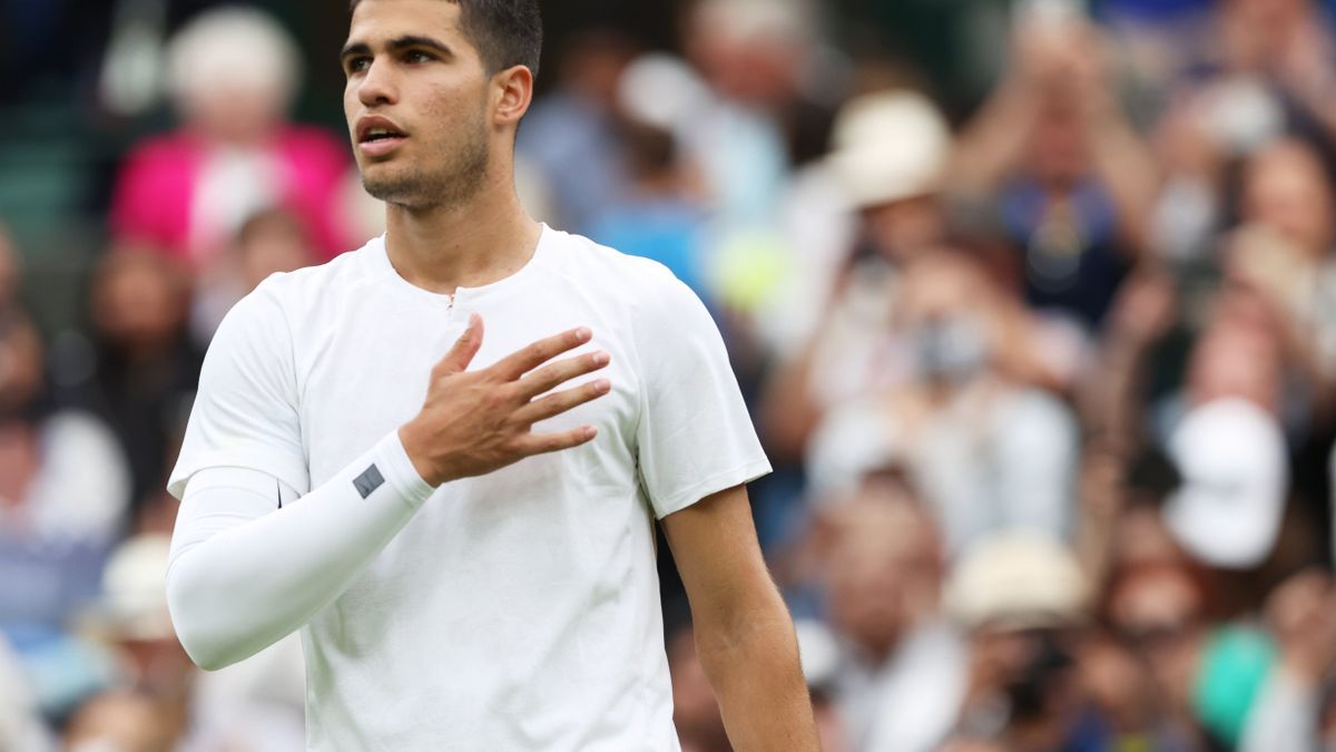 Alcaraz celebra su victoria en Wimbledon.