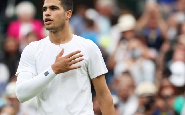 Alcaraz celebra su victoria en Wimbledon.