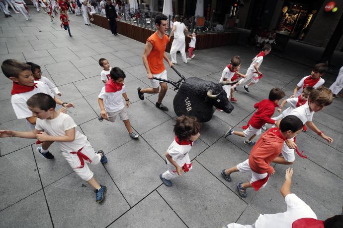 Niños en el encierro txiki del espacio infantil de la plaza de la Libertad en San Fermín.