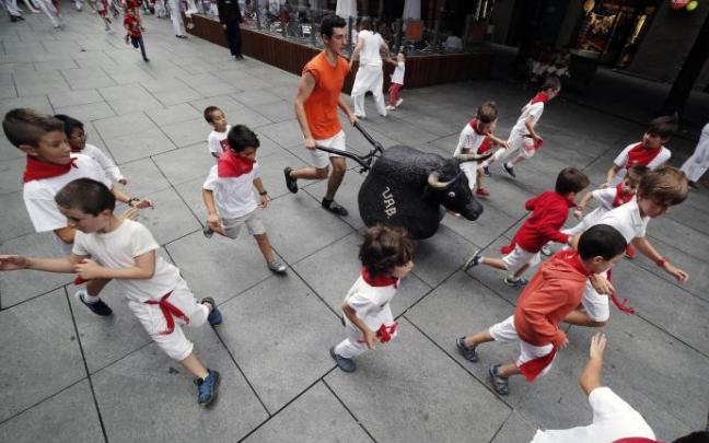 Niños en el encierro txiki del espacio infantil de la plaza de la Libertad en San Fermín.