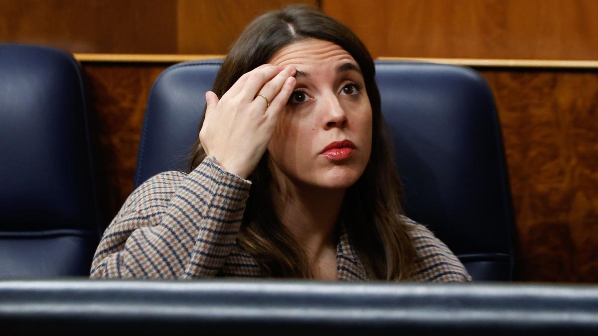 La ministra de Igualdad, con gesto apesadumbrado, ayer en su escaño de la Cámara baja.
