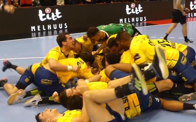 Los jugadores del Bidasoa celebran la victoria