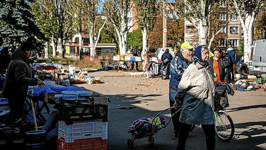 Ciudadanos de Bakhmut (Donetsk), en un mercado al aire libre.