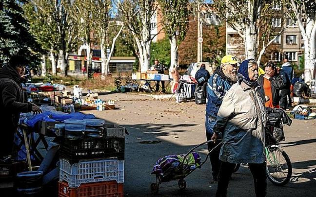 Ciudadanos de Bakhmut (Donetsk), en un mercado al aire libre.
