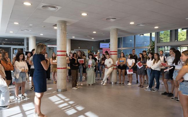 Estudiantes de primer curso de grado en la Jornada de Bienvenida de la Universidad Pública de Navarra, en Tudela. Estudiantes de primer curso de grado en la Jornada de Bienvenida de la Universidad Pública de Navarra, en Tudela.