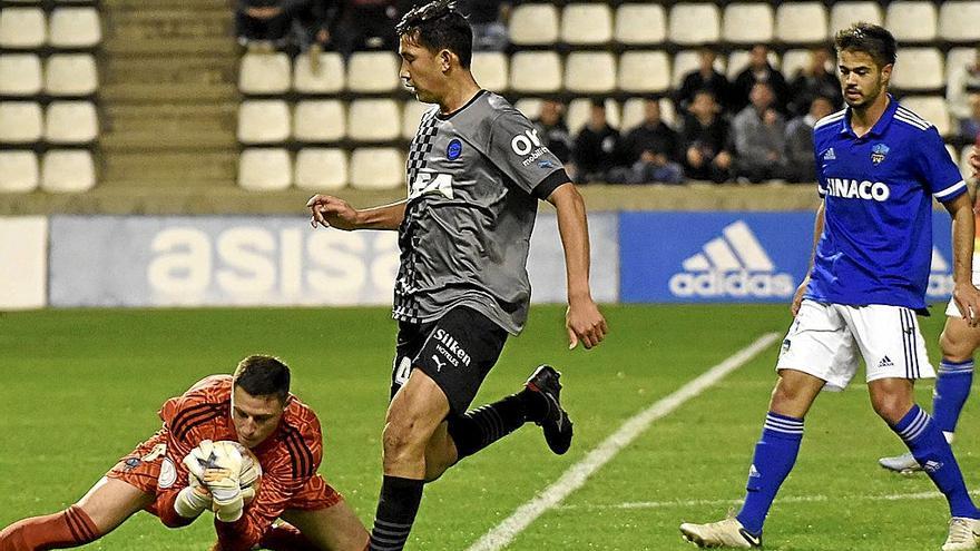 Taichi Hara trata de llegar al balón antes que Ramón Vilà durante el Lleida-Alavés de ayer. | FOTO: ÁREA 11