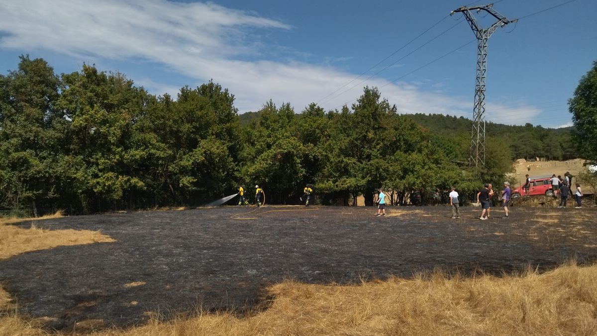 Zona calcinada en el incendio, declarado cerca del cementerio de Zubiri