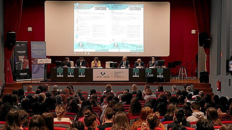 En pequeño, la facultad de Ingeniería de la UPV que acogió la jornada ‘Reflexiones aplicadas desde el Trabajo Social y el suicidio’.