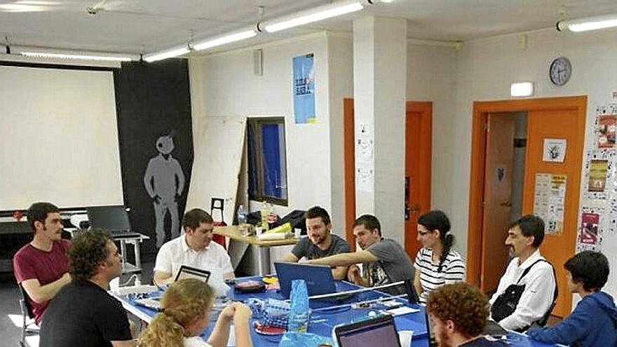 Jóvenes aprenden en un taller de otro año. | FOTO: AYTO. GETXO