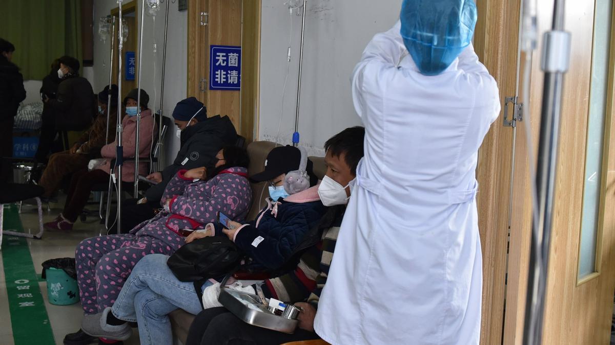 Una enfermera trata a pacientes infectados con covid-19 en Fuyang, China.