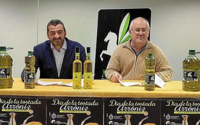 El alcalde de Arróniz, Ángel Moleón y el presidente del Trujal Mendía, Pedro González.