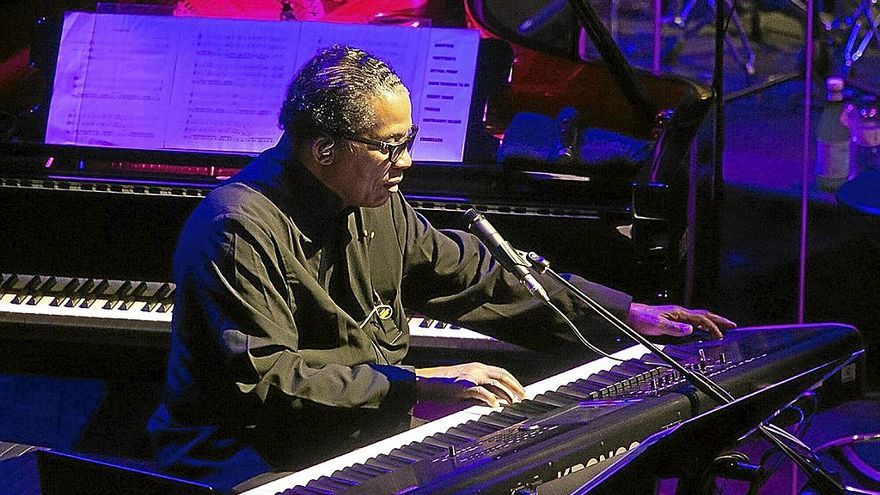 Herbie Hancock, durante el concierto de ayer en el Kursaal. | FOTO: IKER AZURMENDI