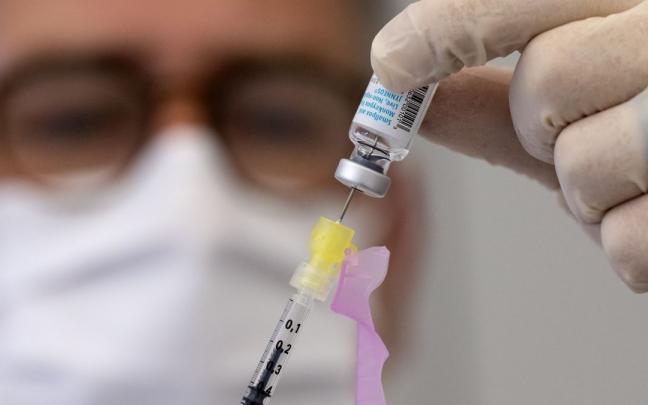 Un sanitario prepara una vacuna contra la viruela del mono. Un sanitario prepara una vacuna contra la viruela del mono.