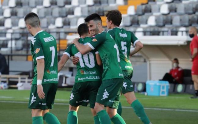 Los jugadores del Amorebieta celebran el gol de Mikel Álvaro Los jugadores del Amorebieta celebran el gol de Mikel Álvaro
