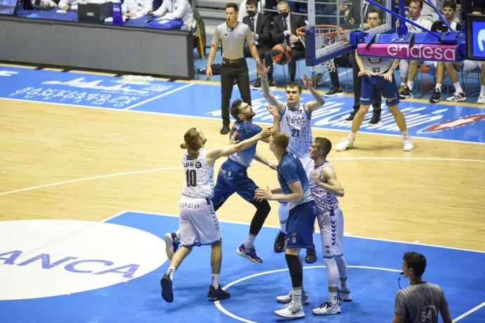 La defensa del Bilbao Basket trata de parar la penetración de Muñoz.