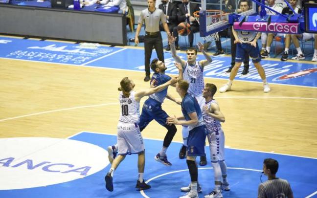 La defensa del Bilbao Basket trata de parar la penetración de Muñoz.