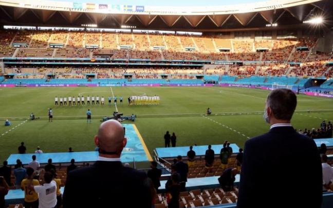 Luis Rubiales y Felipe de Borbón siguen desde el palco de La Cartuja la interpretación de los himnos de España y Suecia.