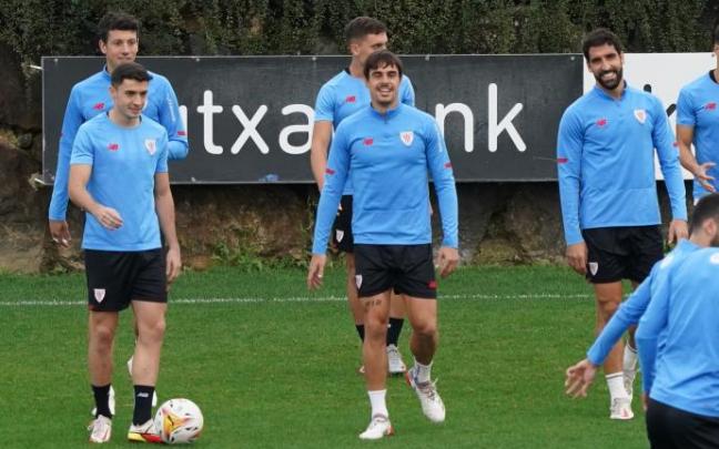 Dani García sonríe durante el entrenamiento del lunes en Lezama.