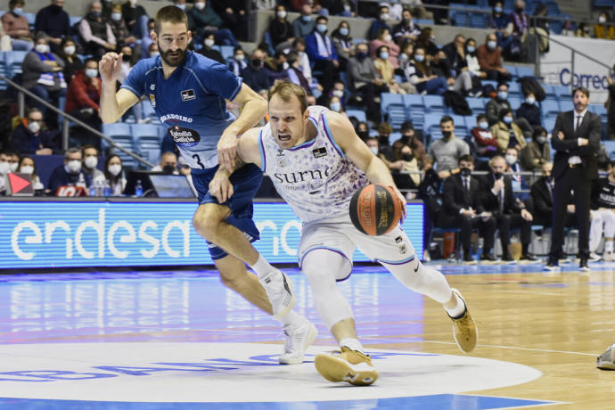 Rafa Luz penetra a canasta en el choque ante el Obradoiro.