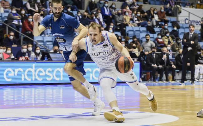 Rafa Luz penetra a canasta en el choque ante el Obradoiro.