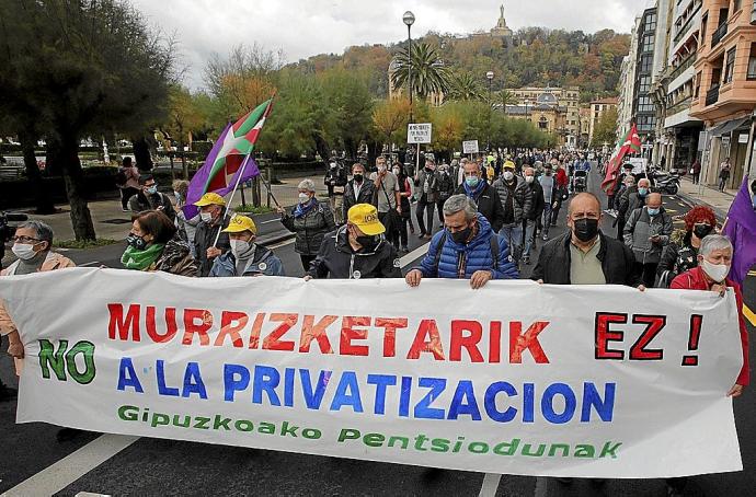 Manifestación de pensionistas el pasado mes de noviembre por las calles de Donostia.