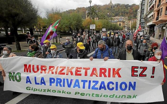 Manifestación de pensionistas el pasado mes de noviembre por las calles de Donostia. Manifestación de pensionistas el pasado mes de noviembre por las calles de Donostia.