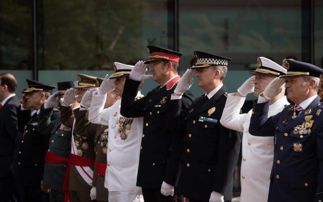 El hasta ahora comisario jefe de los Mossos d'Esquadra, Josep Maria Estela, en el centro.
