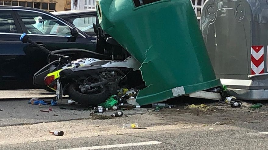 La moto de la Policía Local de Estella, incrustada en el contenedor de vidrio