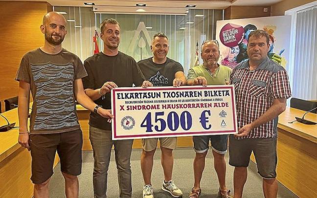 Momento de la entrega del cheque a la asociación X Frágil. Momento de la entrega del cheque a la asociación X Frágil.