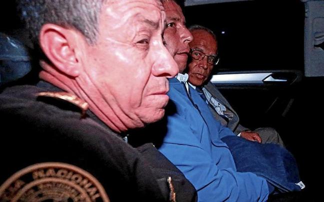 Pedro Castillo, durante su traslado a la cárcel tras fracasar su golpe de Estado.